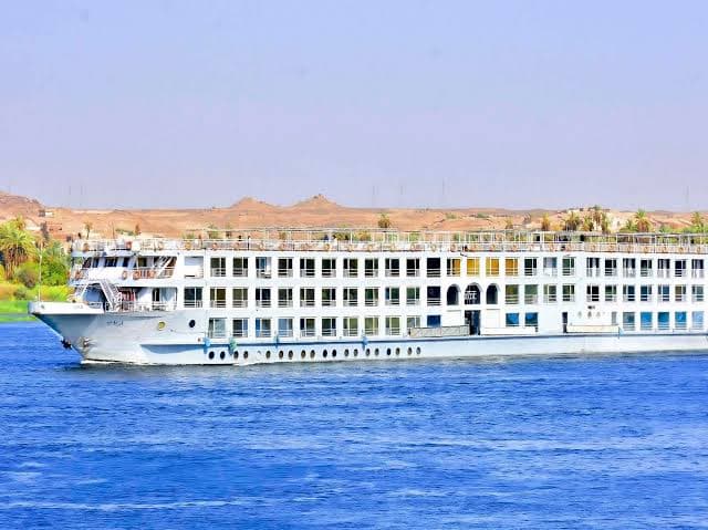 Ultra Deluxe: The Refined Nile Retreat
